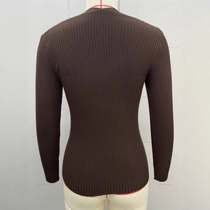 Dettaglio della trama a coste e vestibilità posteriore della maglia slim caffè scuro