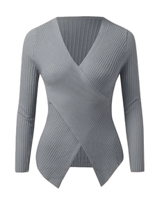 Détail d'un pull gris en maille côtelée avec col en V croisé et texture irrégulière