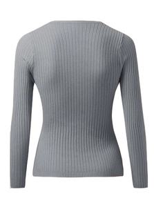 Détail d'un pull en maille grise à manches longues avec texture côtelée et coupe ajustée