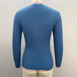 Dettaglio della trama in maglia a costine blu scuro e maniche lunghe di un maglione slim