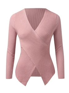 Détail de la texture en maille côtelée rose et du col en V croisé sur ce pull pour femme