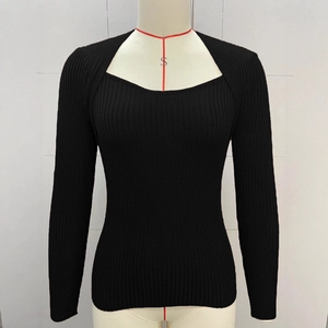 Dettaglio maglione nero in maglia a coste con scollo quadrato e design cut-out