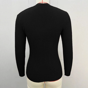 Vista posteriore dettagliata di un top da donna nero in maglia a costine con orlo curvo