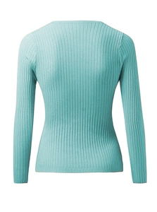 Détail du dos d'un pull en tricot bleu clair montrant la texture côtelée verticale