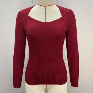 Dettaglio della maglia a coste bordeaux che mostra lo scollo quadrato a strati alla moda