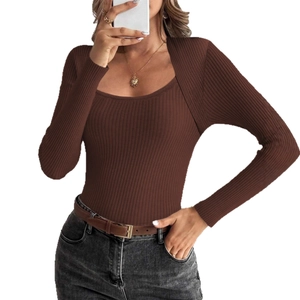 Maglione in maglia a coste marrone caffè con scollo quadrato e maniche lunghe da donna