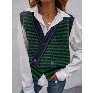 Gilet en maille rayé à col en V pour femme sur chemise blanche et jean bleu