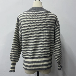 Détail des poignets côtelés et du motif rayé sur le cardigan à col en V pour femmes