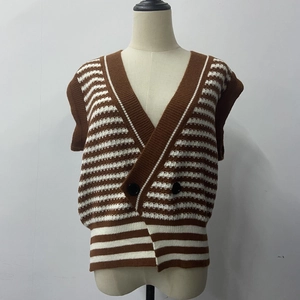 Détail du gilet tricoté à rayures marron et blanc avec col en V et deux boutons