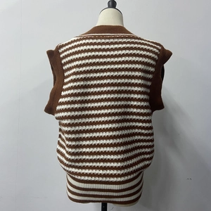 Détail du gilet en tricot rayé montrant l'encolure côtelée brune et la texture tissée