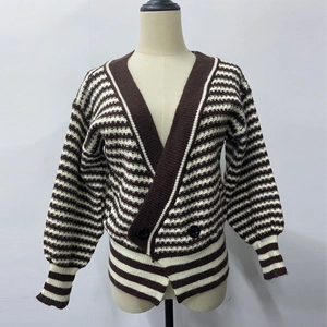 Détail du cardigan en maille à col en V montrant des rayures marron et des gros boutons