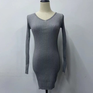 Détail de la robe grise en maille avec col en V, texture côtelée fine et coupe ajustée