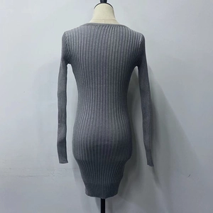 Détail d'une robe grise en maille côtelée à manches longues montrant la coupe ajustée