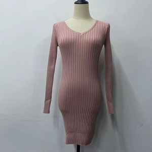 Détail rapproché de la robe en maille côtelée rose avec col en V et texture