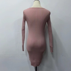 Détail de la maille côtelée rose sur la robe pull moulante à manches longues