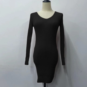 Détail de la maille côtelée d'une robe sexy moulante à manches longues et col en V