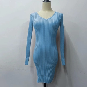Gros plan détaillé sur la texture en maille côtelée bleu ciel de la robe à col en V