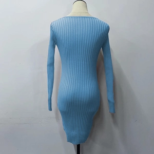 Détail du tissu en maille côtelée bleu ciel sur une robe courte ajustée à manches longues