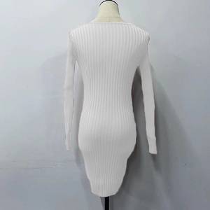 Détail du dos d'une robe courte blanche en maille côtelée à manches longues et coupe ajustée