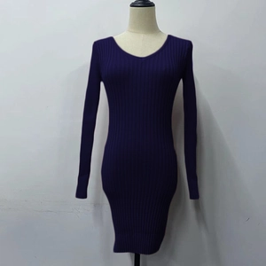 Gros plan sur le tissu en maille côtelée violette et le col en V élégant de la robe