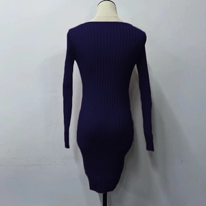 Vue arrière détaillée d'une robe en tricot côtelé violet foncé à manches longues
