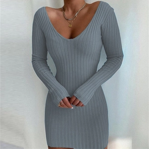 Robe en maille bleu-gris ajustée avec col en V profond et texture à rayures verticales