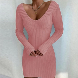 Gros plan sur le tissu en maille côtelée mauve et le décolleté en V de cette robe courte