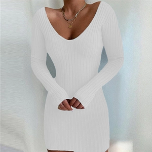 Robe mini en maille côtelée blanche à manches longues et col en V avec coupe ajustée
