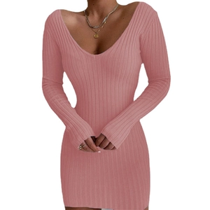 Robe en maille côtelée rose à col en V avec manches longues et coupe ajustée