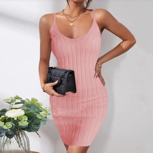 Abito aderente sexy rosa pesca in maglia a coste con scollo a V e spalline sottili