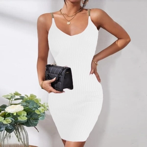 Robe courte en maille côtelée blanche avec col en V et bretelles chaîne dorée