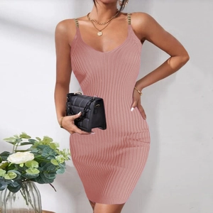 Robe moulante rose en maille côtelée avec élégantes bretelles en chaîne dorée