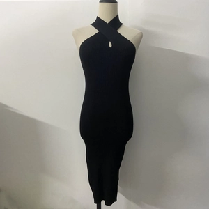 Detail eines schwarzen Strick-Bodycon-Kleides mit Neckholder und Tropfenausschnitt am Hals