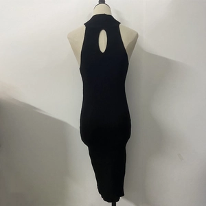 Detailansicht der Rückseite eines schwarzen Strickkleids mit Tropfen-Ausschnitt-Design