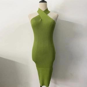 Detail des grünen Rippstrick-Bodycon-Kleids mit Neckholder und Stoffstruktur