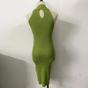 Detail von Kreuz-Neckholder und Strickgewebe an einem schmalen grünen Midikleid