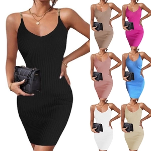 Robe Courte Bodycon en Tricot Sexy à Col en V pour Femmes avec Bretelles en Chaîne de Métal Doré Taille Haute à Côtes Couleur Unie