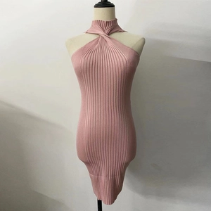 Detail von rosa geripptem Strickkleid mit Neckholder, Knotenausschnitt und Passform