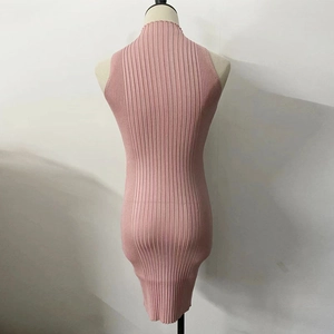 Detail des rosa ärmellosen Strickkleides mit vertikaler Rippstruktur und hohem Ausschnitt