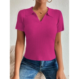 Polo en maille rose à manches courtes avec col en V et poignets à volants femme