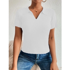 Détail d'un polo blanc en maille avec col en V et manches à bords volantés délicats