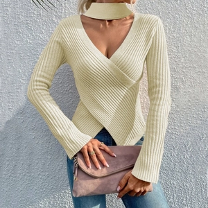 Pull en maille beige pour femme avec col licou en V et ourlet asymétrique élégant