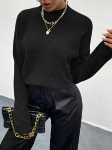Details des schwarzen Rundhals-Strickpullovers mit Rippbündchen und Kragenverarbeitung