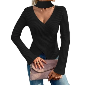 Pull en maille côtelée noire pour femme avec col licou croisé et ourlet irrégulier