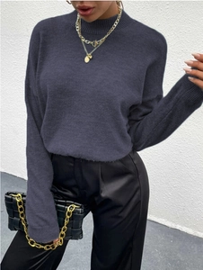 Nahaufnahme von dunkelgrauem Strickpullover mit Rundhalsausschnitt und weicher Textur