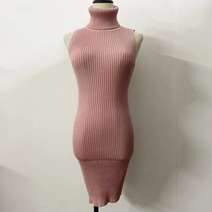 Détail de la robe tricotée rose sans manches à col montant, texture côtelée et tissu élastique