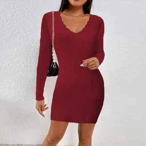 Abito in maglia bordeaux a maniche lunghe con scollo a V a balze e taglio attillato