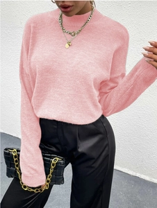 Details eines weichen rosa Strickpullovers mit Stehkragen und überschnittenen Schultern
