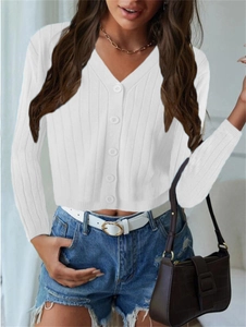 Détail du cardigan en maille blanche à col en V avec texture côtelée et quatre boutons