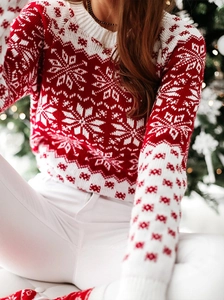 Détail d'un pull en maille Fair Isle rouge et blanc avec des flocons de neige